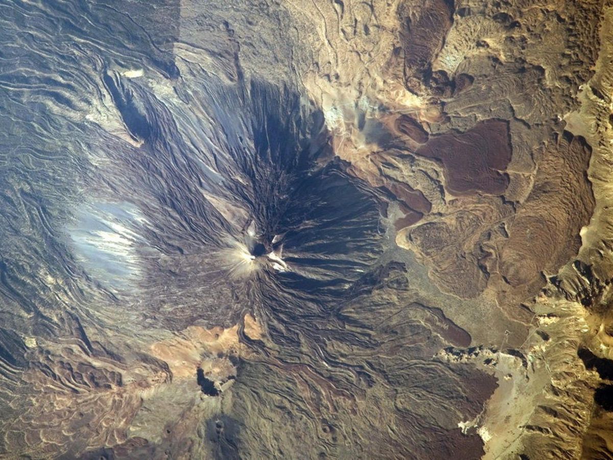 Foto: El cráter del Pico Viejo (c), captado por los astronautas de la Estación Espacial Internacional. (EFE)
