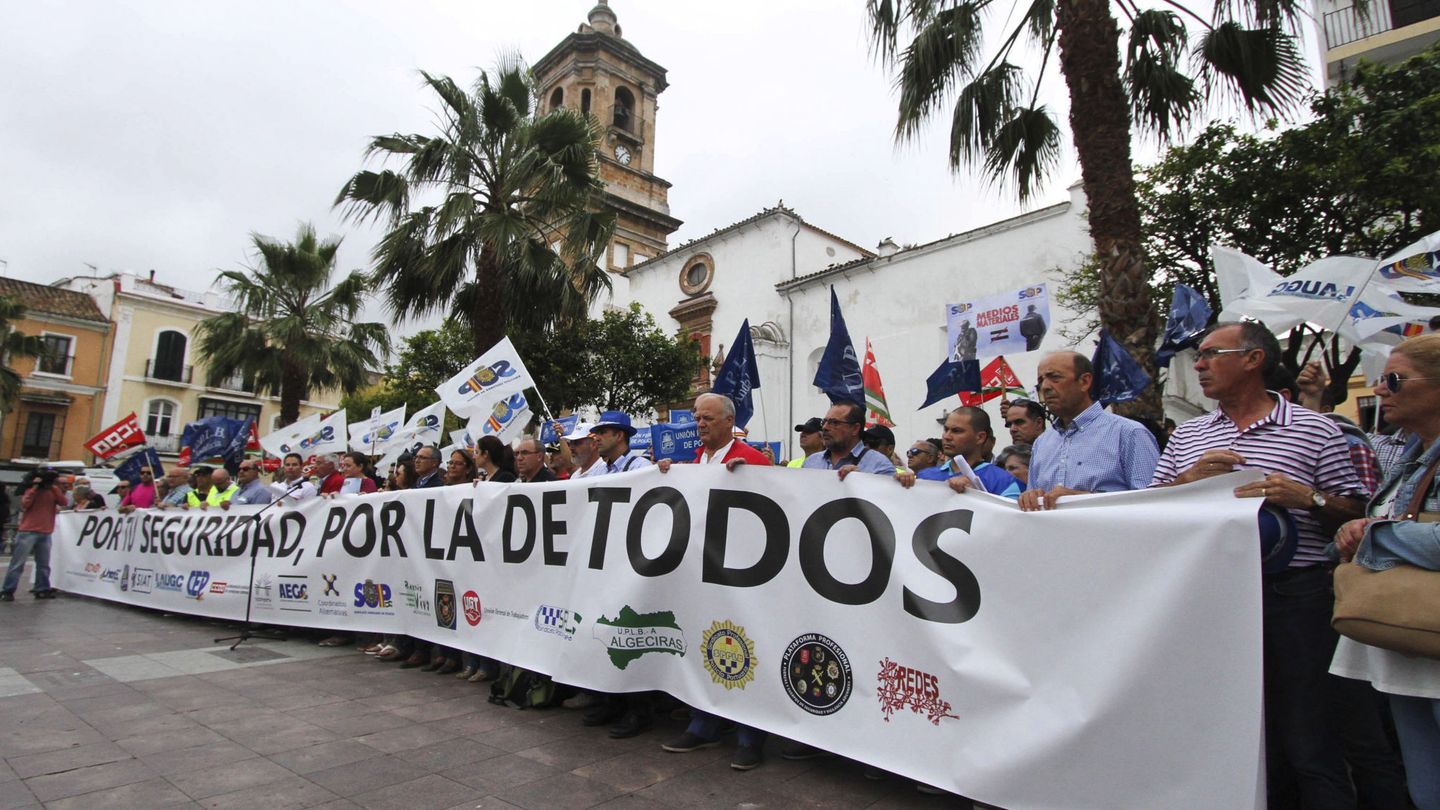 Representantes de cuerpos policiales y asociaciones antidroga concentrados en Algeciras. (EFE)
