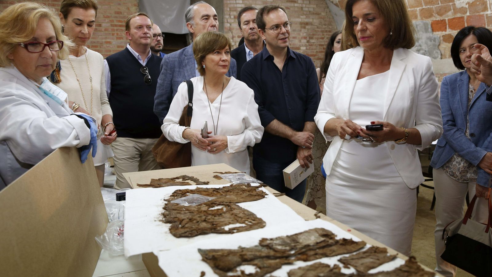 Foto: Ana Botella visita los restos de Cervantes en el convento de las Trinitarias (EFE)