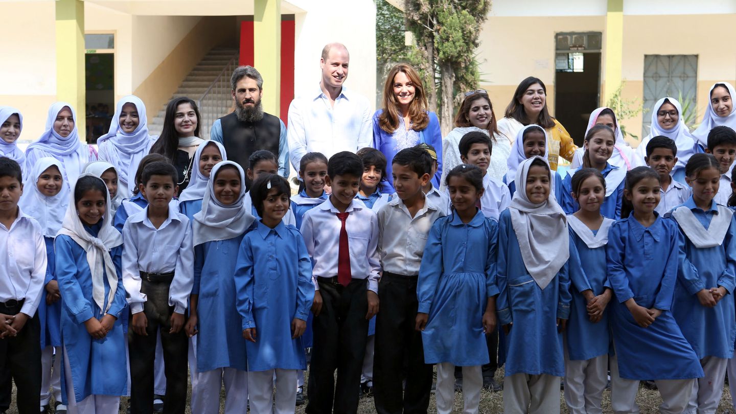 Los duques de Cambridge, en el colegio de Islamabad que han visitado este martes. (Reuters)