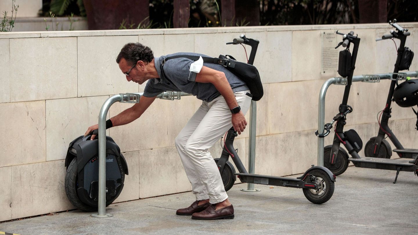 Una persona deja su vehículo eléctrico en un aparcamiento de patinetes en Valencia. (Foto: EFE)