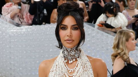 Noticia de El flequillo curvo de Kim Kardashian, el trucazo 'salvaveranos' para el pelo largo