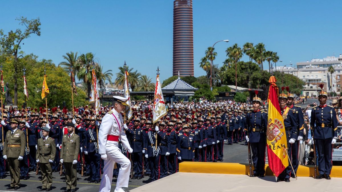 Caluroso homenaje de Sevilla a las Fuerzas Armadas entre vítores al Rey