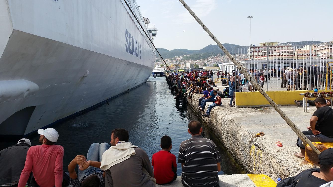 Refugiados agolpados en el puerto de Mitilini observan los ferries que parten hacia el Pireo (Foto: P. Cebrián). 