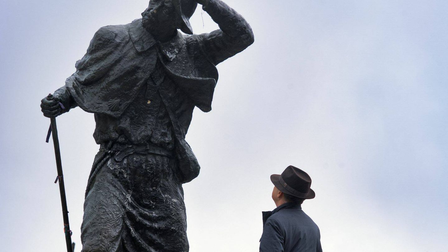 Silva, frente a la estatua del peregrino cerca de O Cebreiro. (Carlos Ruiz) 
