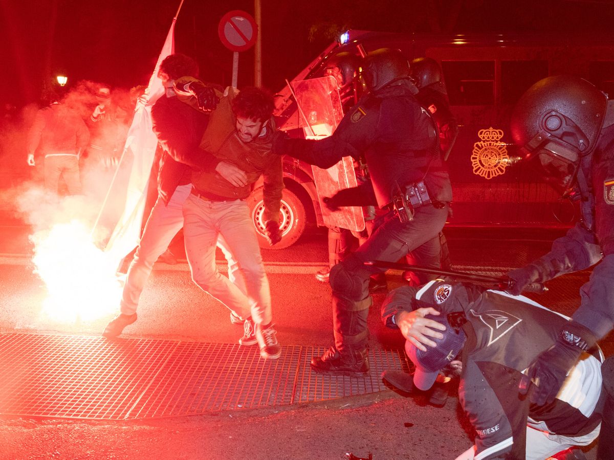 Foto: Policías y manifestantes se enfrentan enfrente de la sede del PSOE en la calle Ferraz. (EP / Eduardo Parra)
