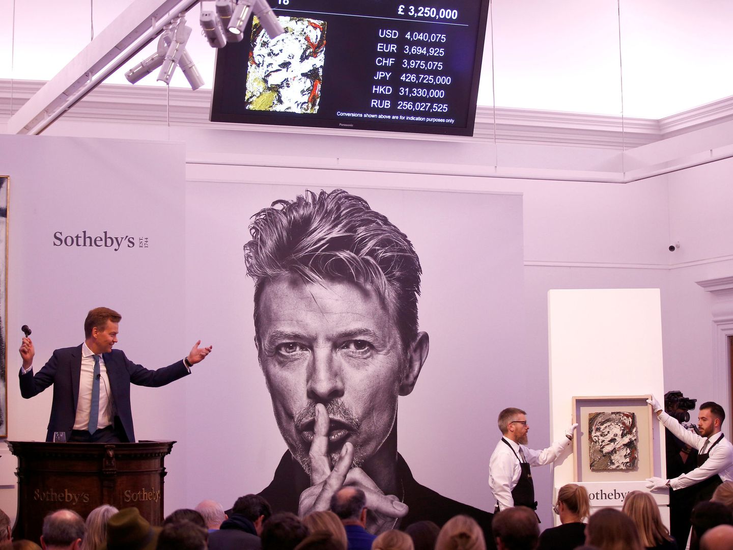 Subasta en 2016 en la sede de Sotheby's en Londres de obras de arte de la colección privada de David Bowie. (Reuters/Peter Nicholls)