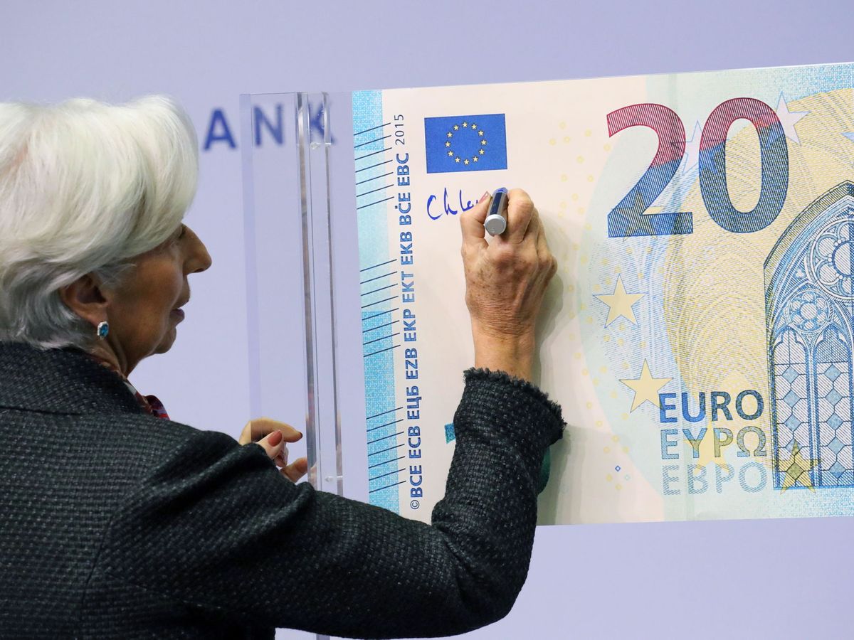 Foto: La presidenta del BCE, Christine Lagarde, firmando el euro. (Reuters)