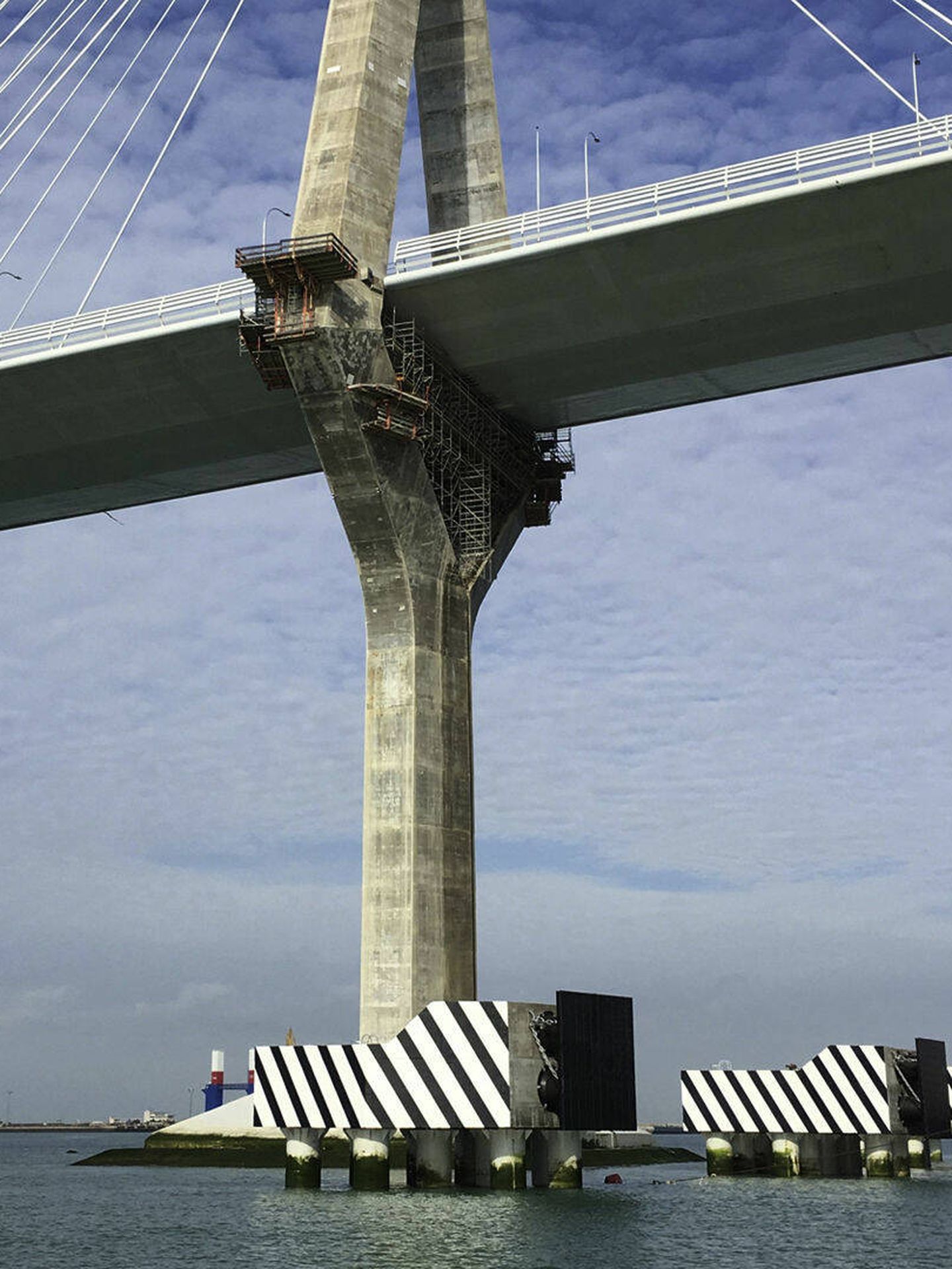 Los 'duques de alba' protegen una pila del puente de Cádiz. (Revista Hormigón y Acero)