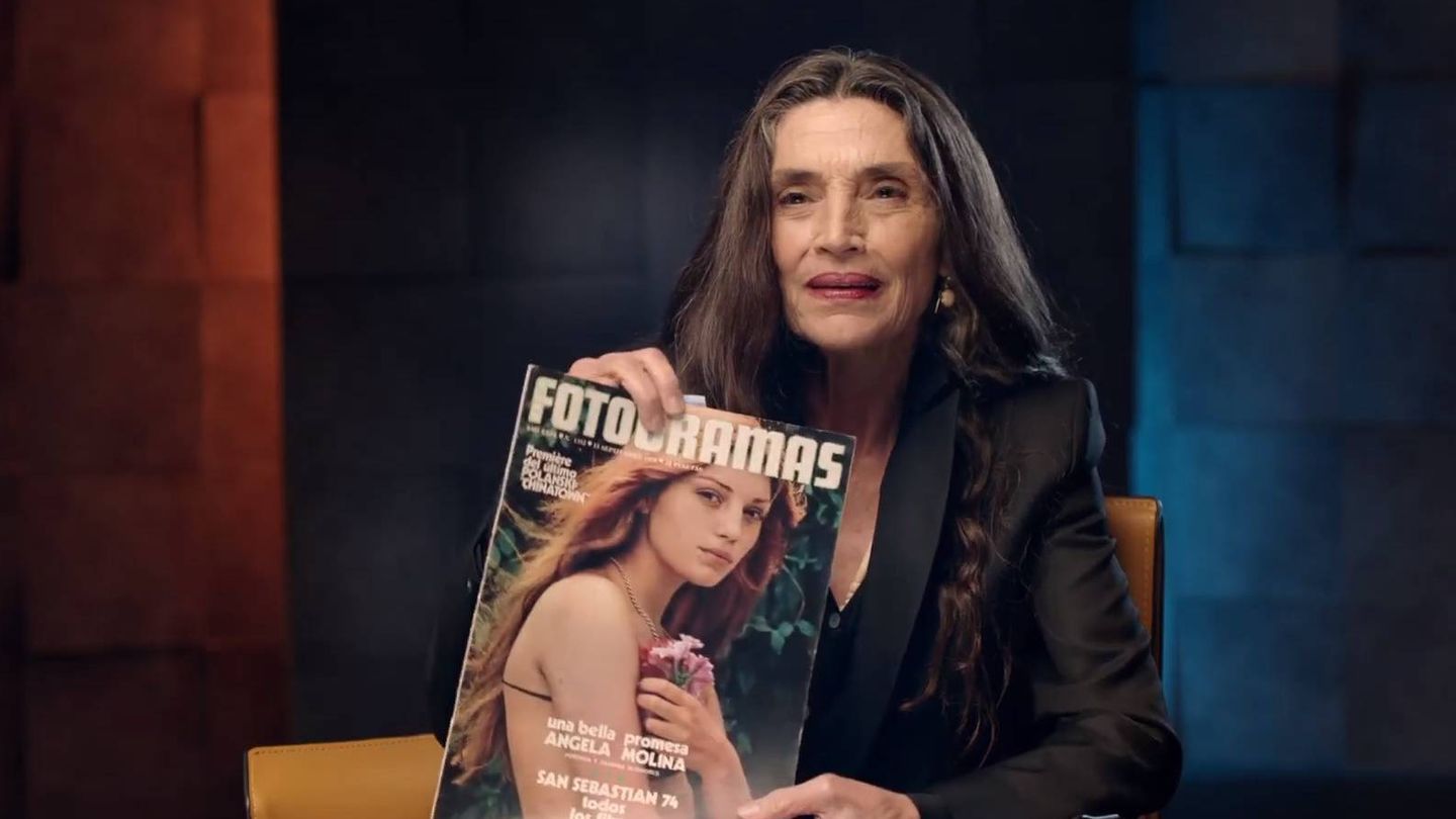Ángela Molina enseña una de sus portadas en 'Fotogramas'. (A Contracorriente)
