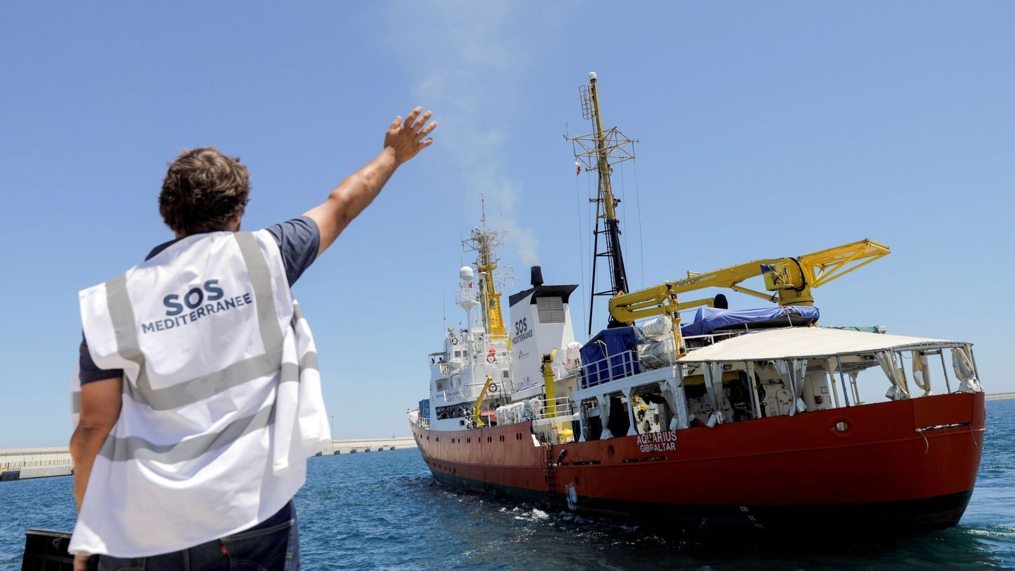 Un miembro de MSF se despide del 'Aquarius' tras partir de Valencia. (EFE)