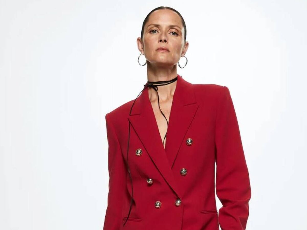 10 trajes de chaqueta de mujer de Mango para un look de oficina
