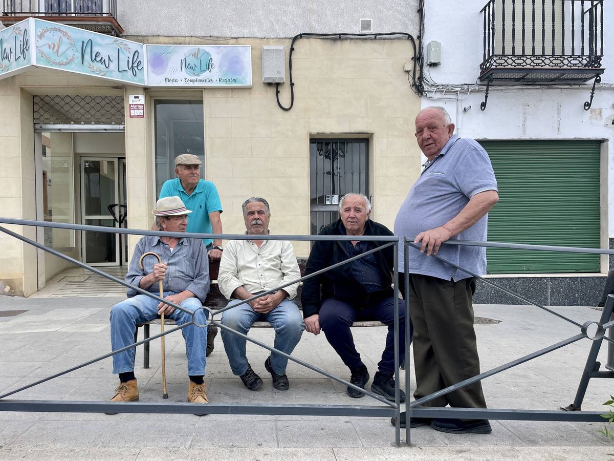 Foto: Jubilados de Aznalcóllar recuerdan el desastre de la mina 25 años después. (J. L. Losa)