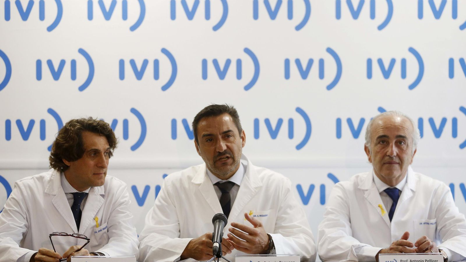 Foto: Los presidentes del grupo IVI, José Remohí (i) y Antonio Pellicer (d), y el director general médico, Antonio Requena (c). (EFE)
