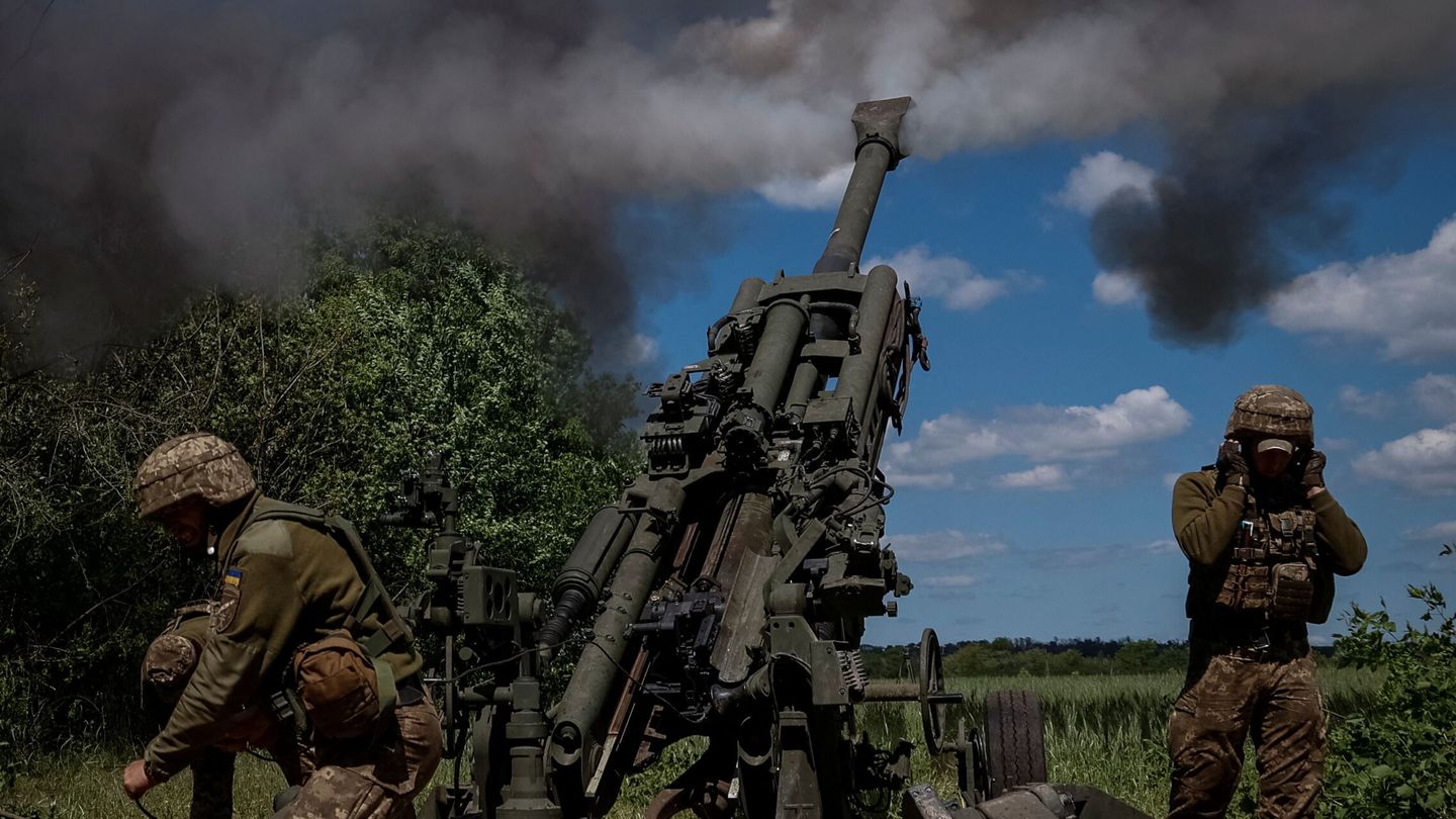 Soldados ucranianos disparan un proyectil desde un obús M777 en el Donetsk. (Reuters)