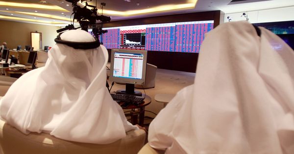 Foto: Inversores observan las pantallas en la bolsa de Doha, la capital de Qatar, el 5 de junio de 2017. (Reuters)
