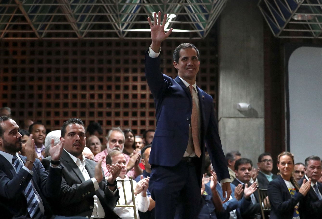 Juan Guaidó durante un encuentro con líderes políticos en Caracas. (Reuters)