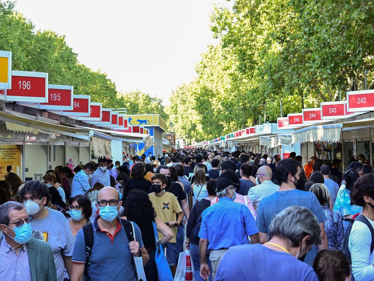 Foto: Imagen de una de las calles de la Feria del Libro de Madrid 2021. (EFE)