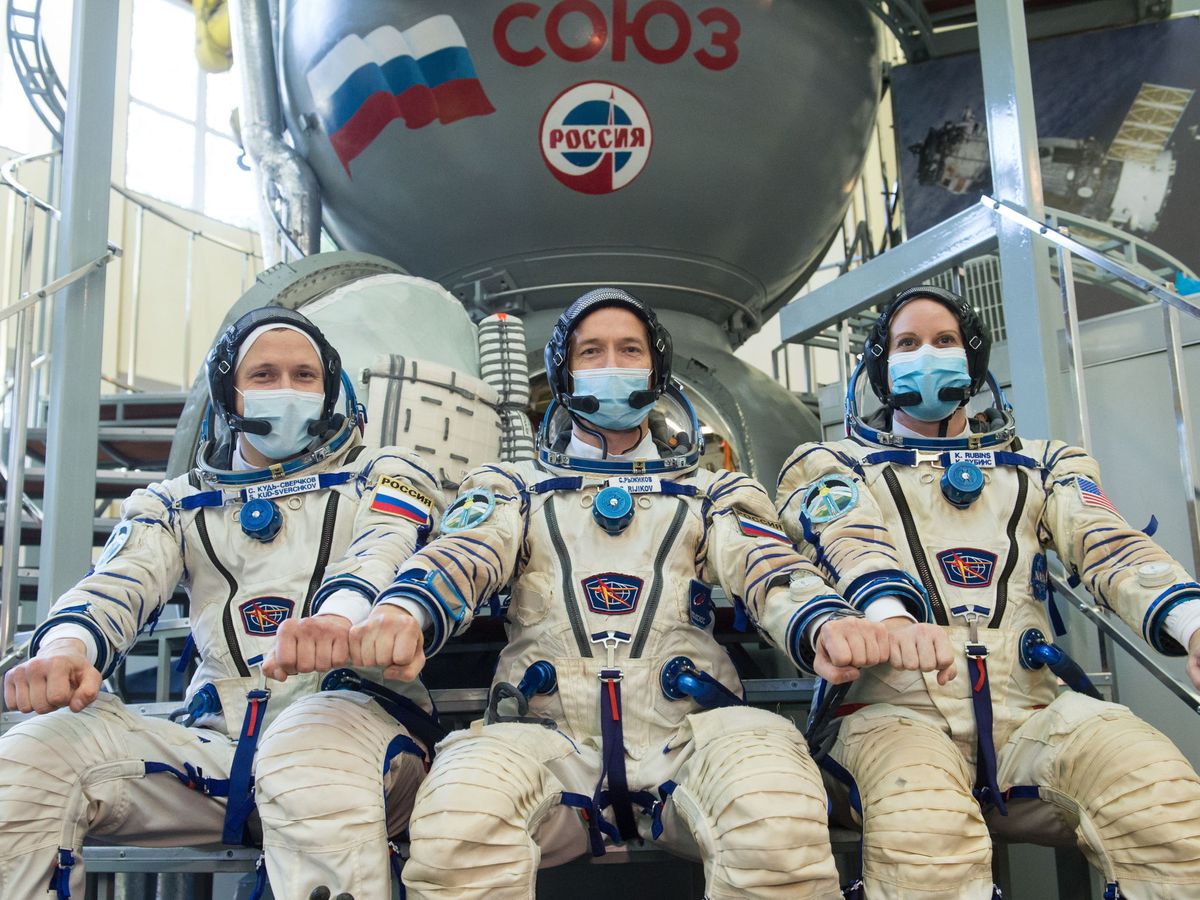 Foto: Kate Rubins, a la derecha, volverá a votar desde el espacio (EFE EPA/Andrey Shelepin)