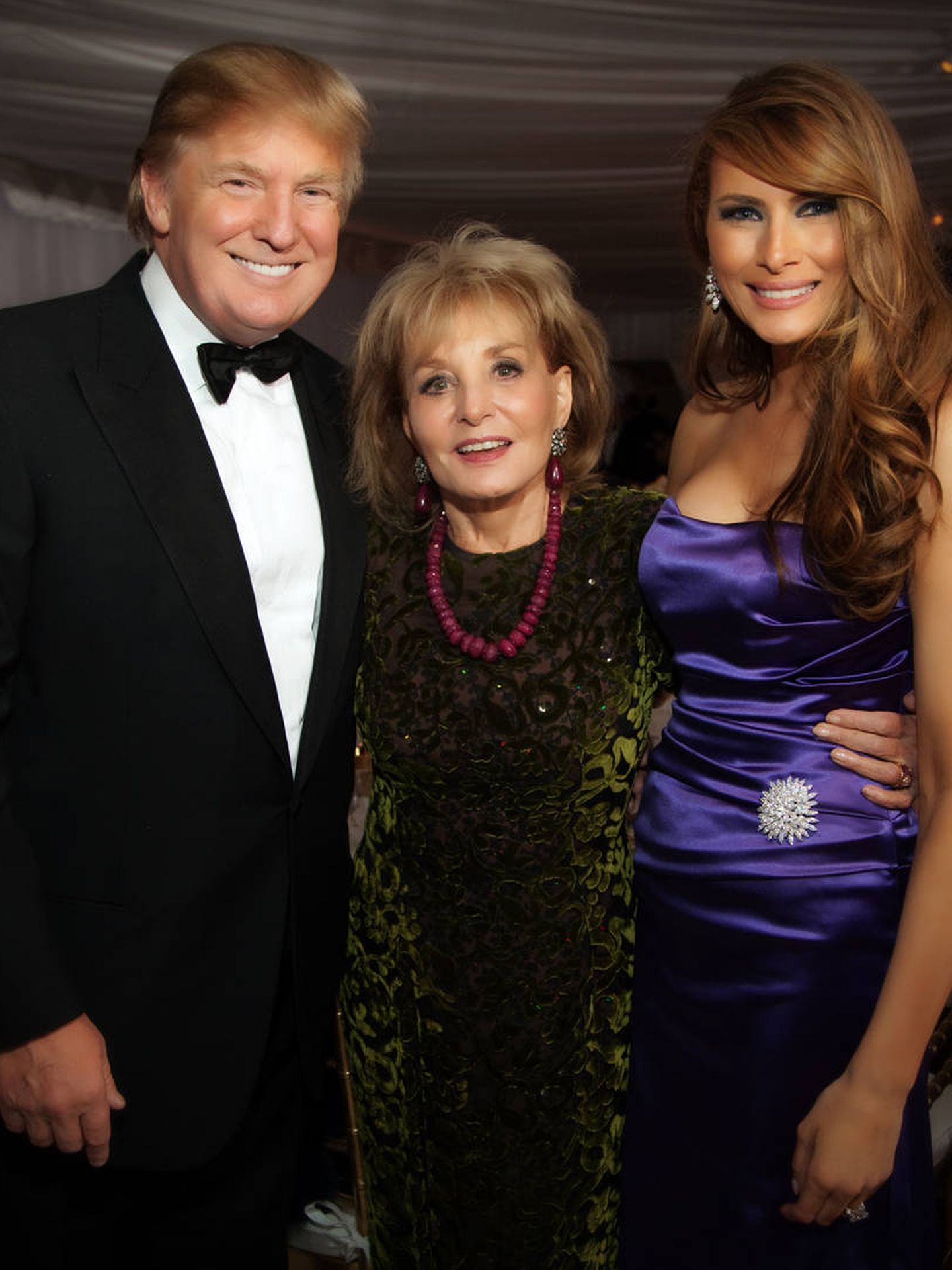 Los Trump, junto a Barbara Walters. (Getty)