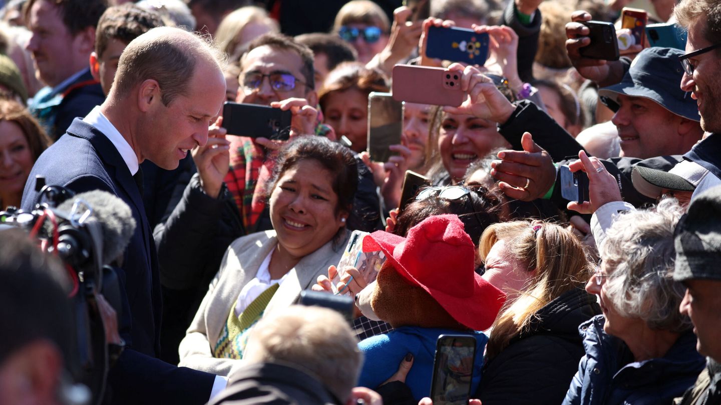 El príncipe Guillermo, rodeado de personas. (Reuters/Phil Noble)