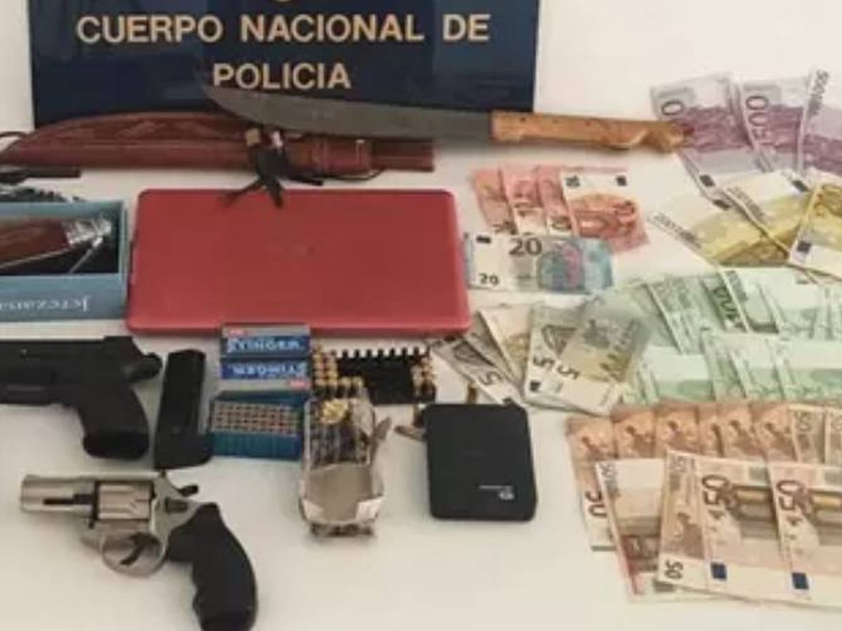 Foto: Armas y dinero en efectivo incautados por la Policía Nacional. (Policía Nacional)