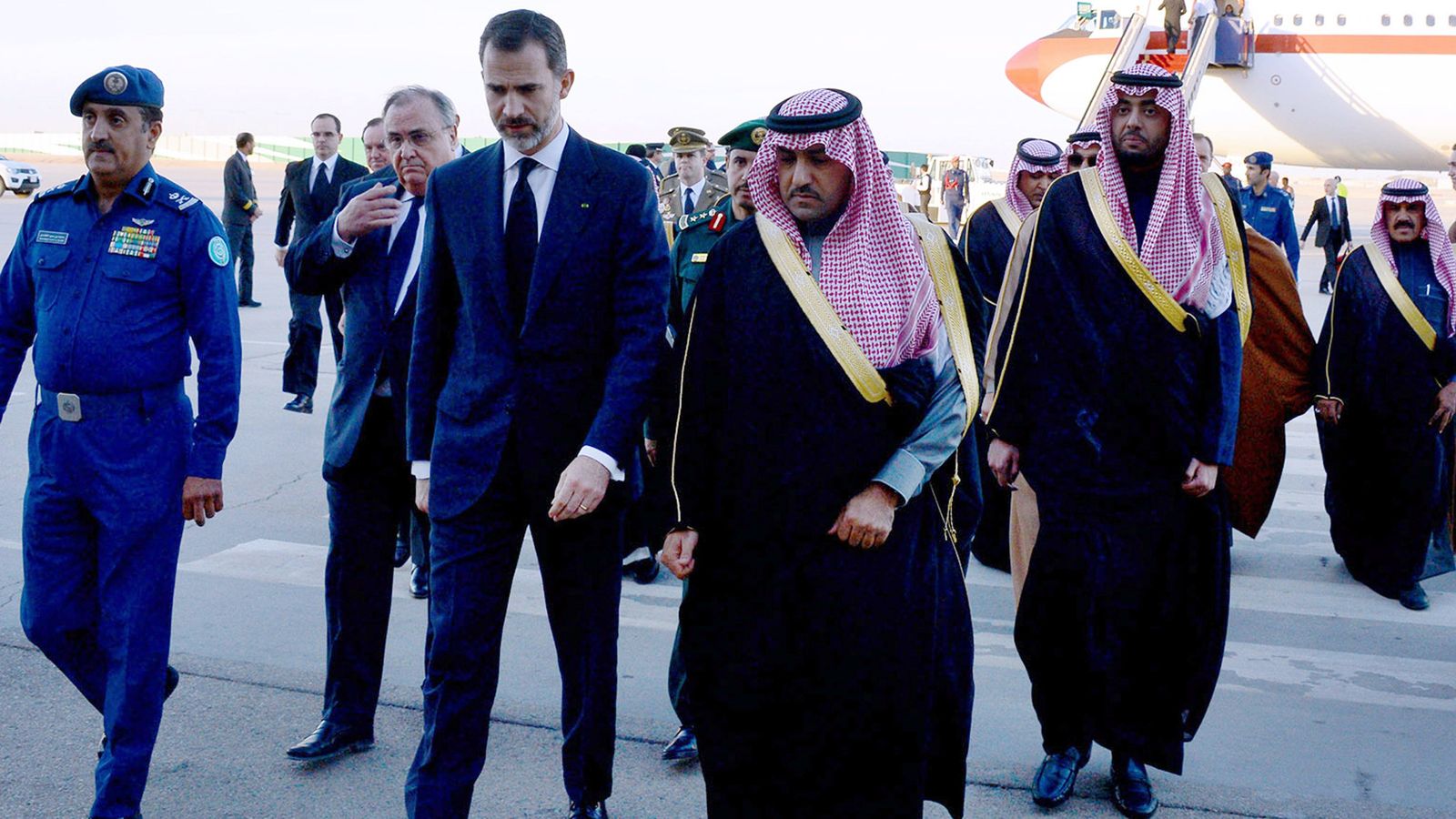 Foto: Felipe VI, junto al gobernador de Riad, Turki bin Abdullah bin Abdulaziz al Saud, a su llegada a la capital saudí para asistir a las exequias del rey Abdalá en 2015. (EFE)