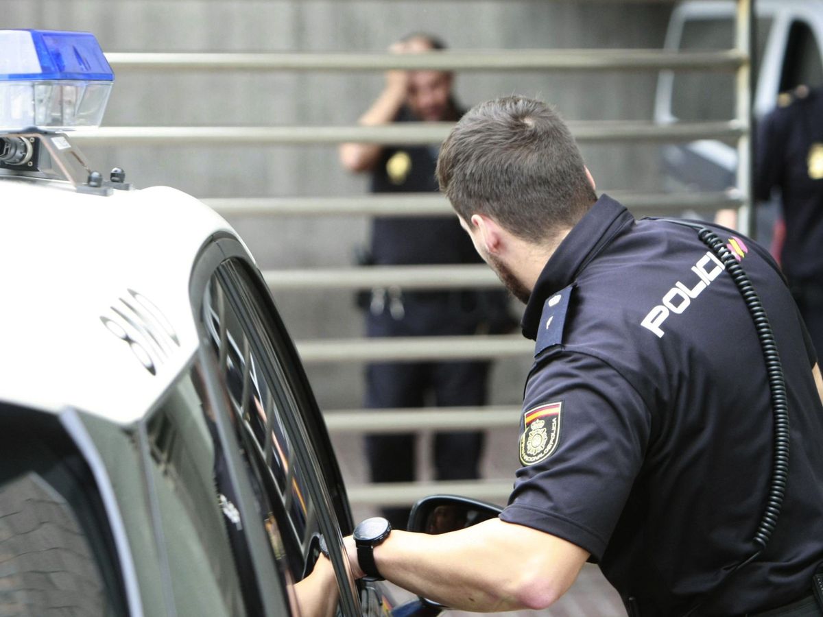 Foto: Varios agentes del Cuerpo Nacional de Policía a la entrada de los juzgados de A Coruña. (EFE)