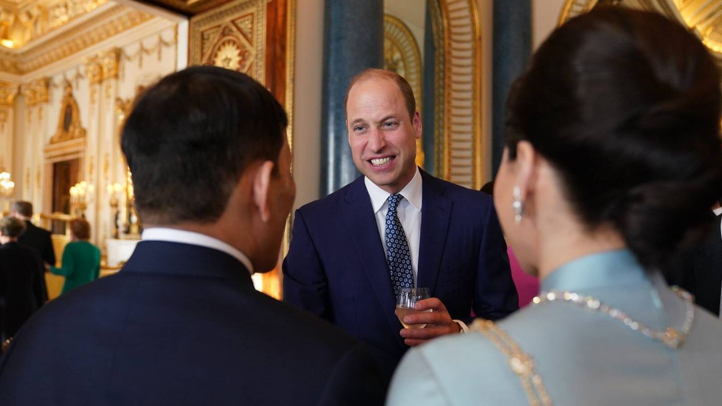 El príncipe Guillermo saludando a sus invitados. (Cordon Press)