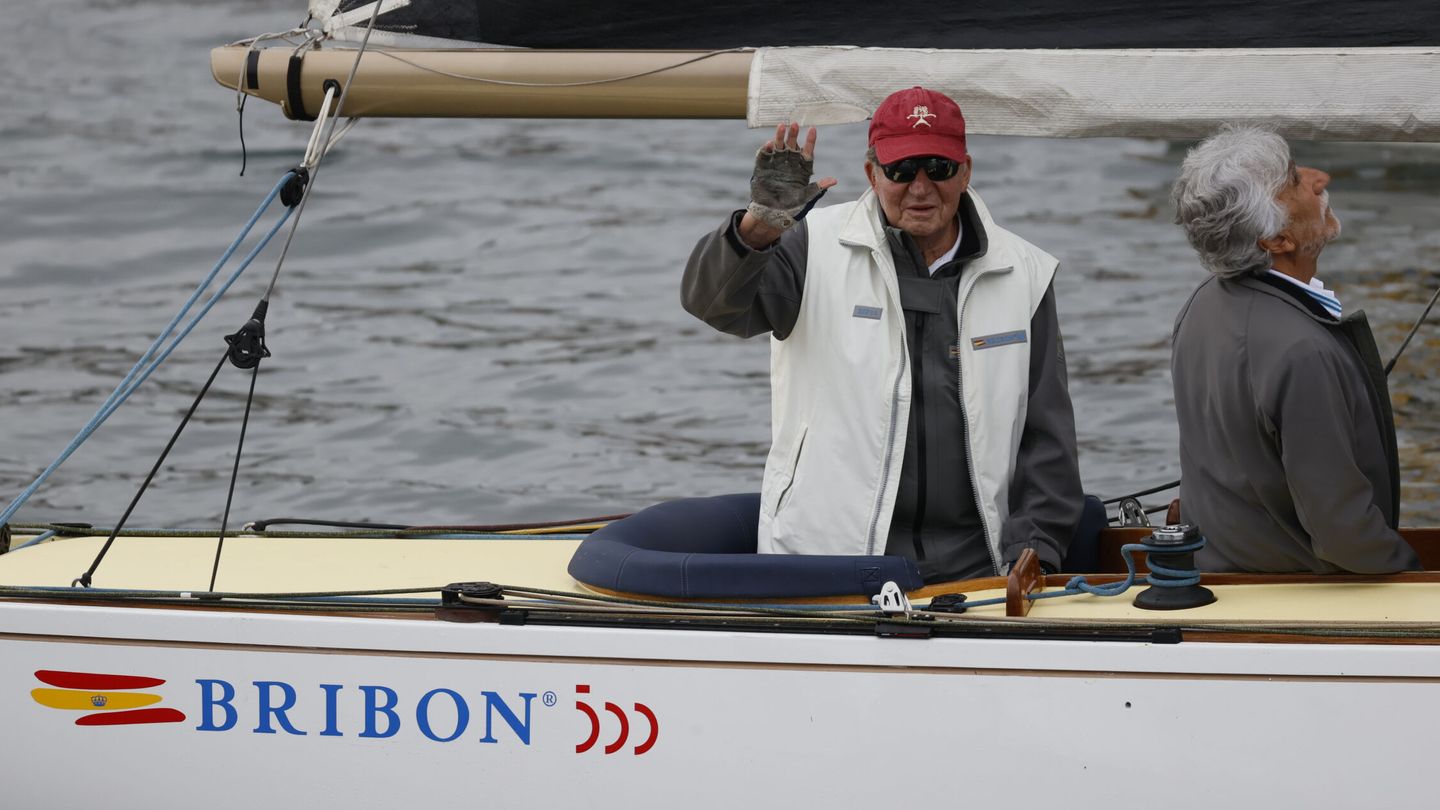 Don Juan Carlos, a bordo del Bribón. (EFE/Lavandeira Jr.)