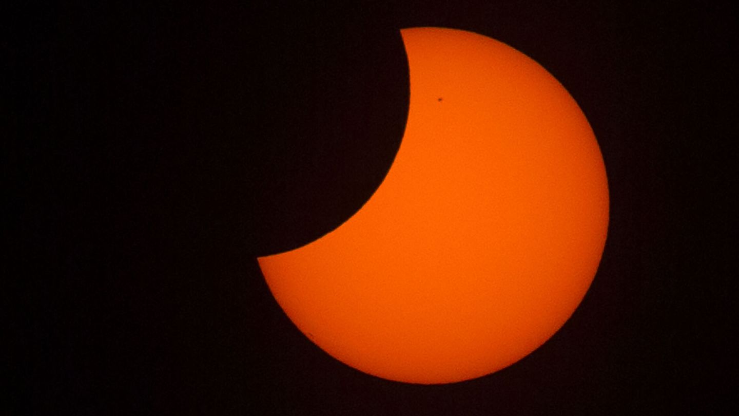 Eclipse solar parcial, visto desde la ciudad de Santiago (Chile). (EFE/Marcelo Hernández)