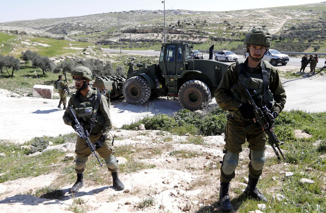 Soldados israelís bloquean la carretera al sur del Hebrón. (EFE)