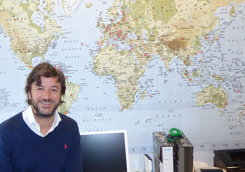 Foto: Antonio González, CEO de Visual Click, va señalando en el mapa todos los países en los que su 'startup' hace negocio