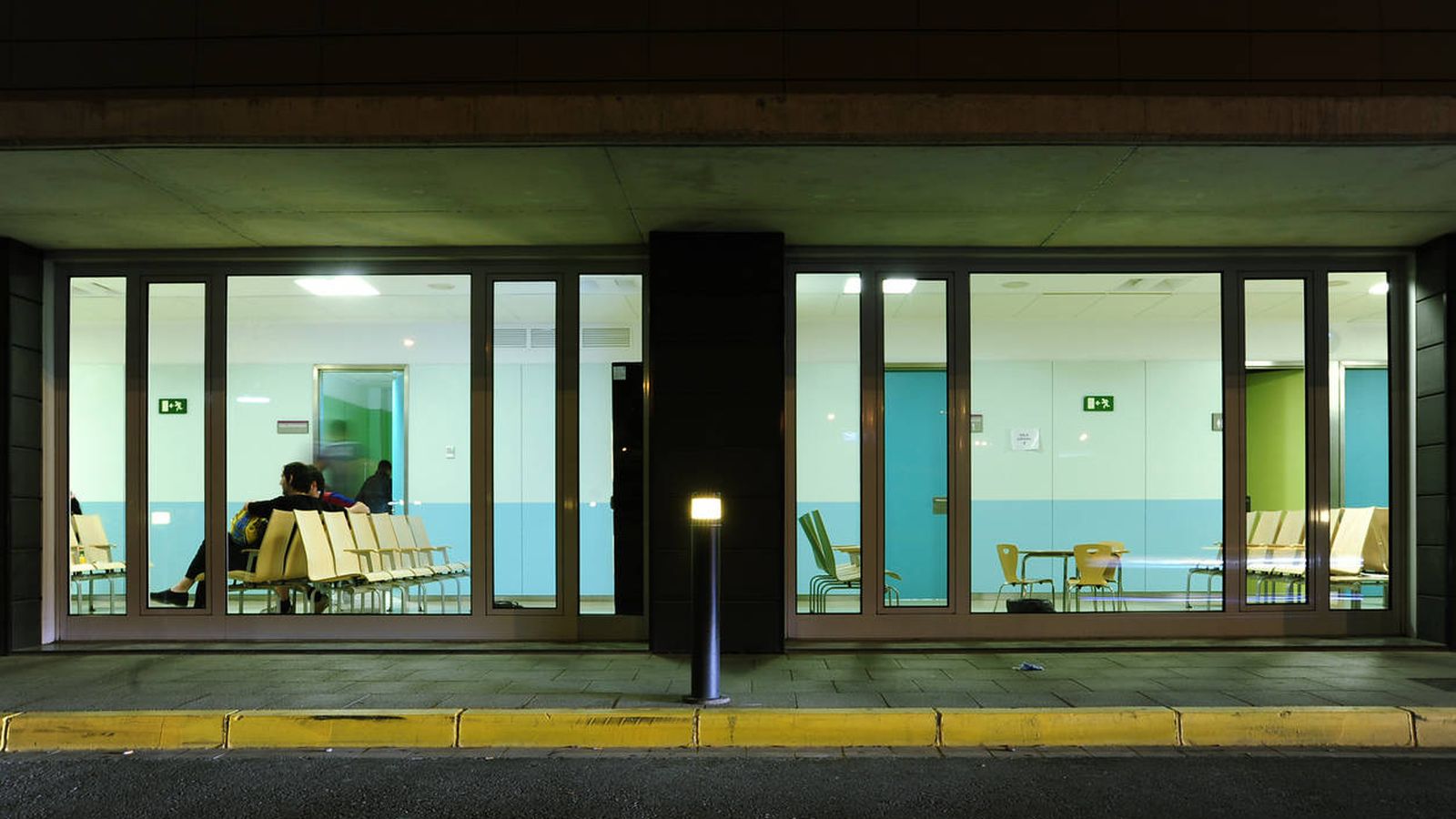 Foto: Vista nocturna de las urgencias del Hospital Arnau de Vilanova. (iStock)