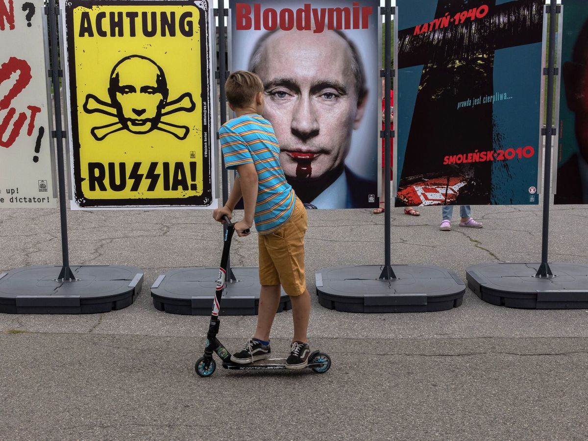 Foto: Varios carteles en referencia a la invasión rusa son exhibidos en Kiev. (EFE/EPA/Roman Pilipey)