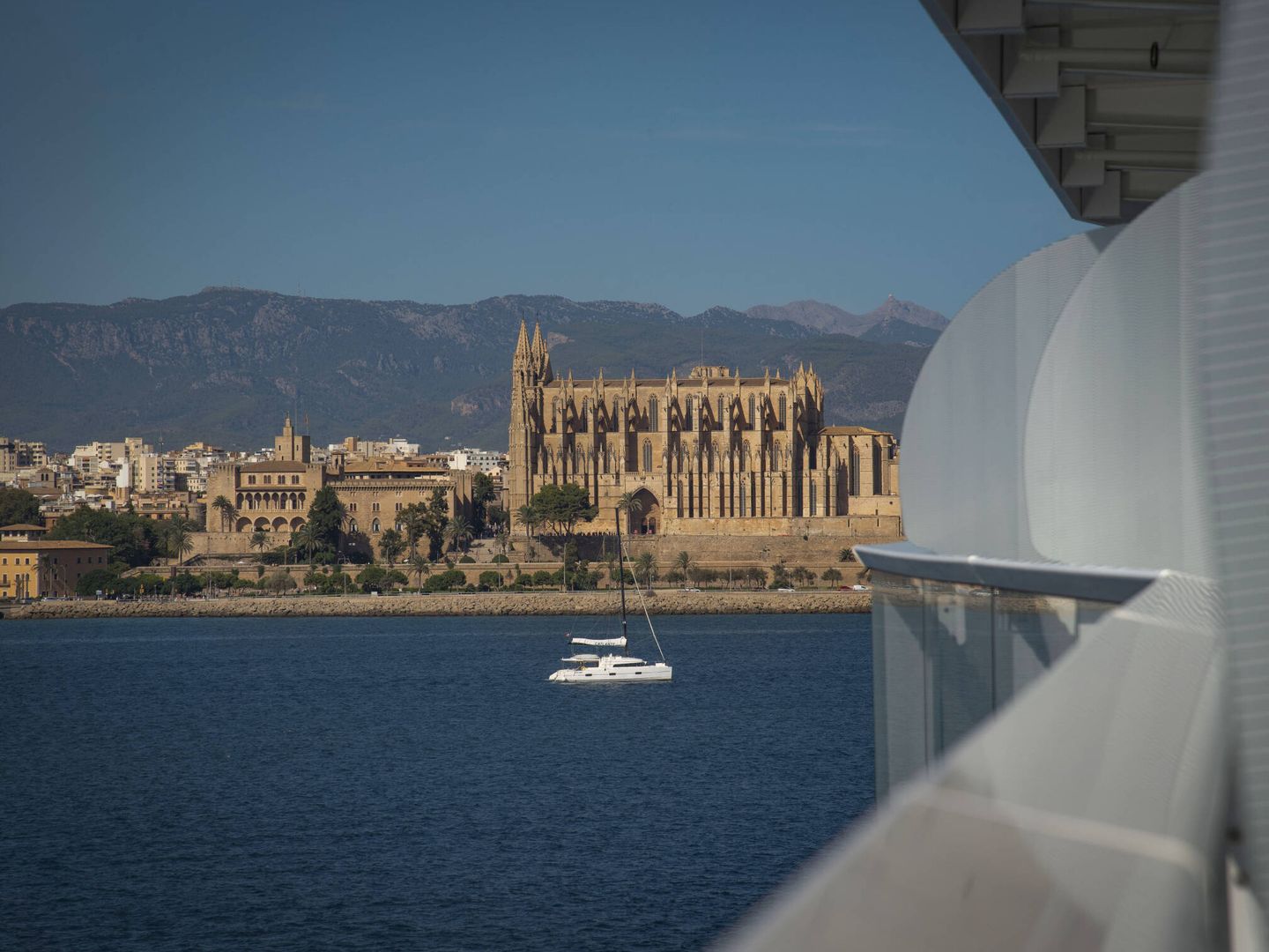La catedral de Palma desde el barco (Foto: Toñi Guerrero)