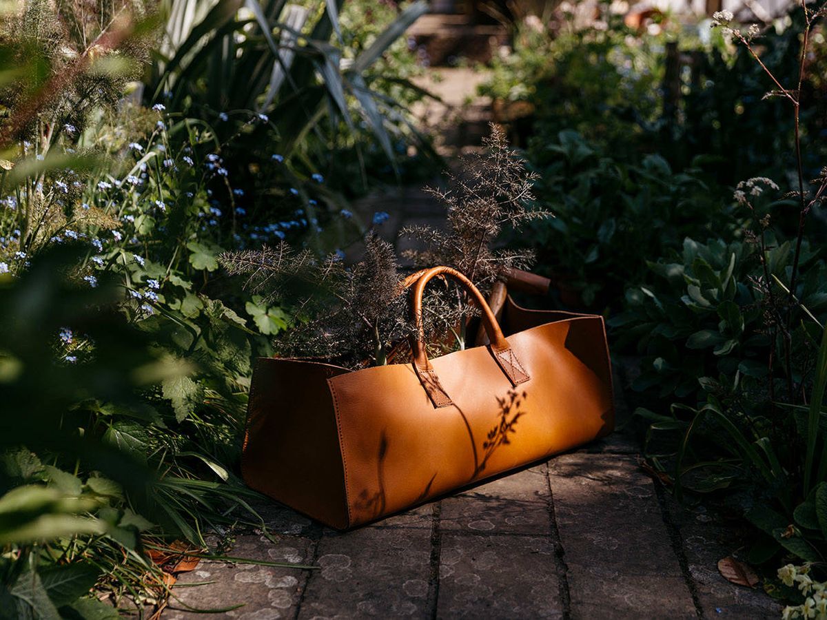 Foto: Zara Home saca un bolso de piel para jardinería que nosotros usaremos en todos sitios. (Cortesía)