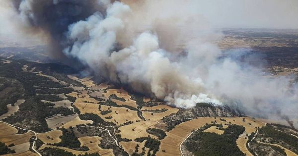 Foto: Un incendio amenaza a la sierra de Alcubierre en Zaragoza. (EFE)