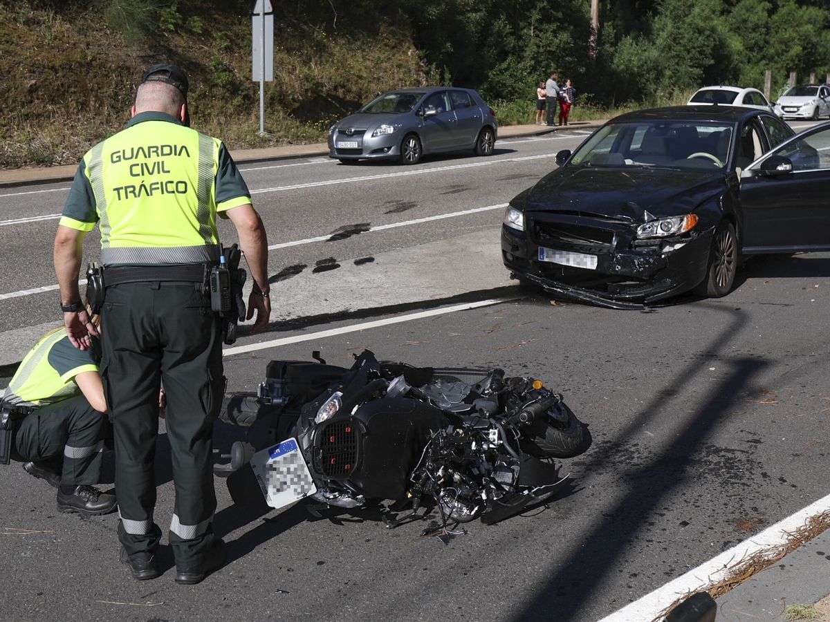 Foto: Dos agentes junto a una moto en una accidente de tráfico. (EFE/Sxenick)