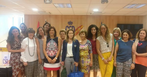 Foto: María José Rienda (cuarta por la izquierda en primera fila), posa con mujeres del deporte español tras su toma de posesión como presidente del CSD. (Foto: D. O.)