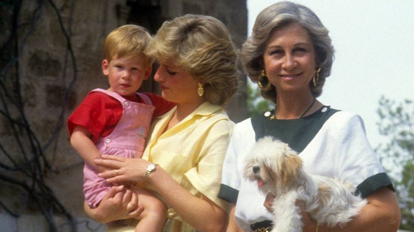  La reina Sofía, con uno de sus perros. (Getty)