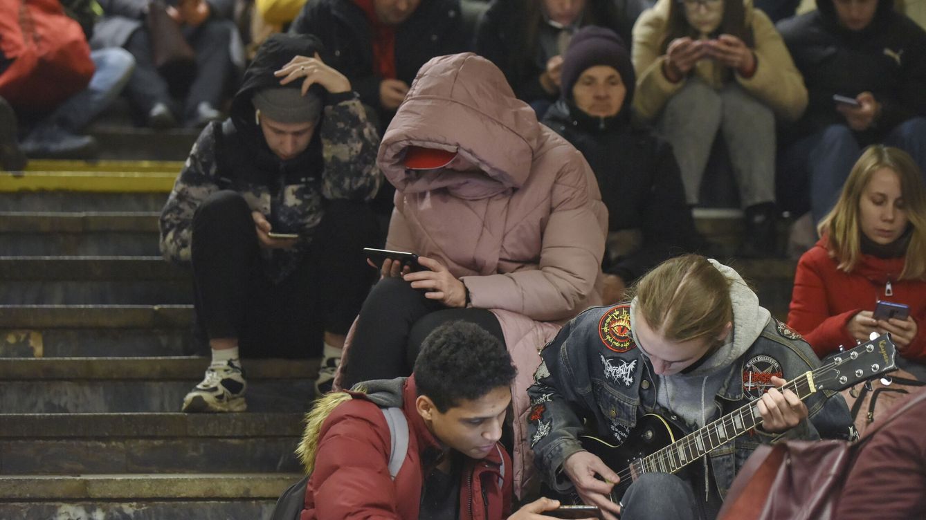Foto: Kyiv (Ukraine), 31 12 2022.- Residents take shelter inside a metro station during an air raid alert in Kyiv (Kiev), Ukraine, 31 December 2022. Russian missiles targeted major cities across Ukraine on 31 December prior to the New Year celebration. Kyiv Ma