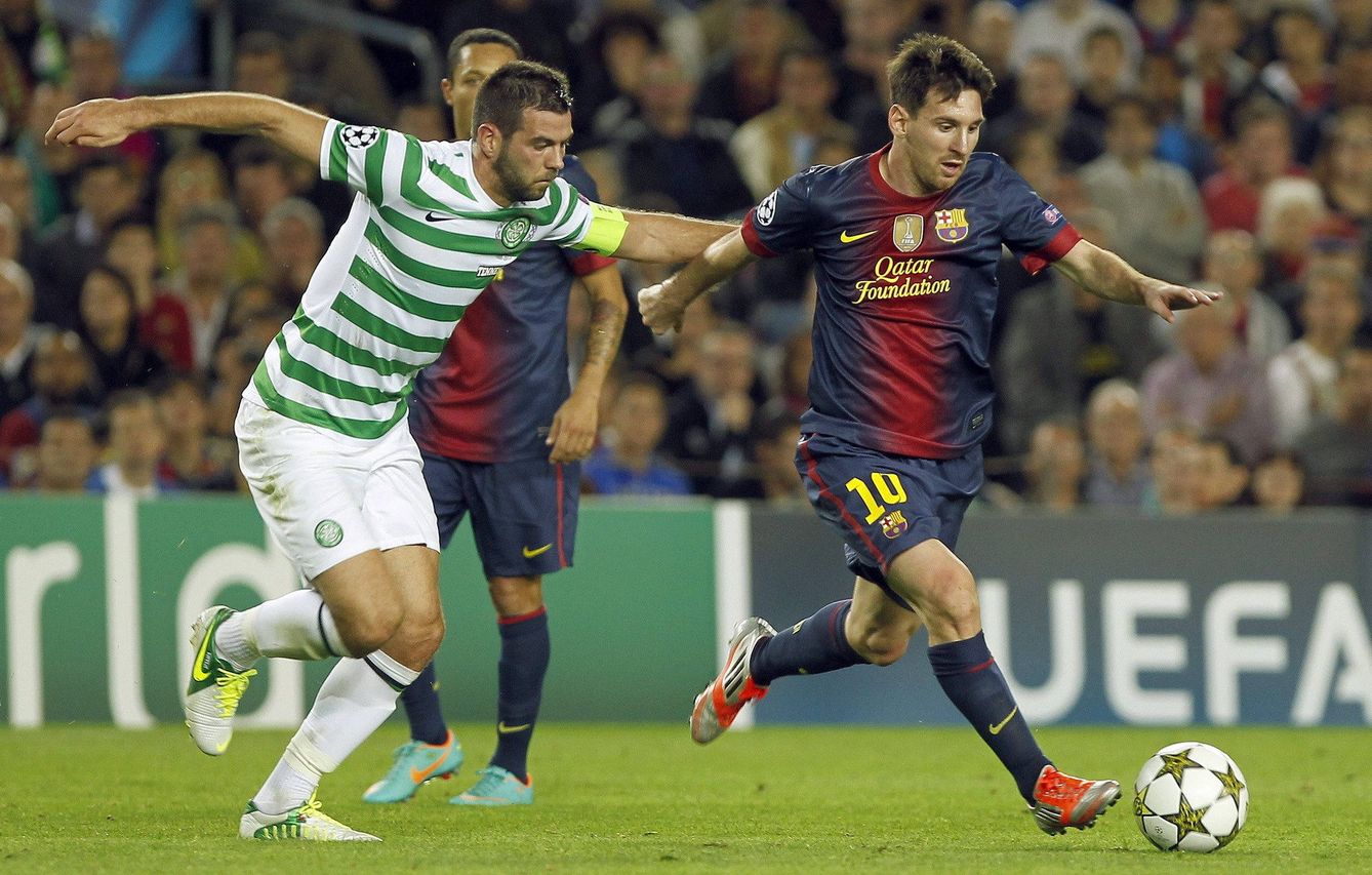 Leo Messi controla el balón junto al centrocampista del Celtic Joe Ledley (EFE)