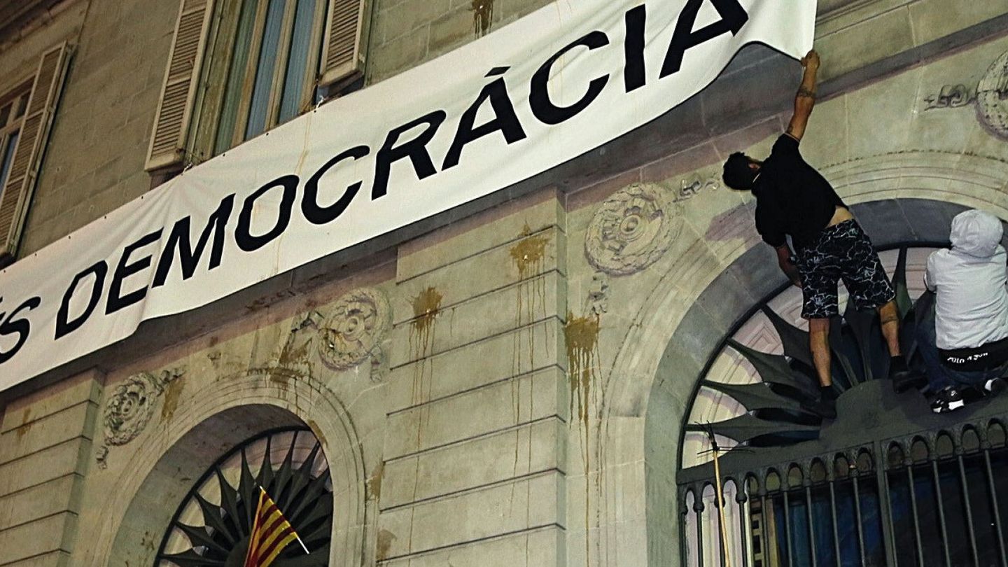 Cartel en Barcelona en el que se reclama más democracia. (EFE)