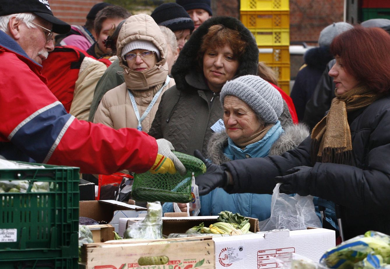 Alemanes reciben comida de la organización Muenchner Tafel, que ofrece alimentos donados por supermercados, en Múnich. (Reuters)