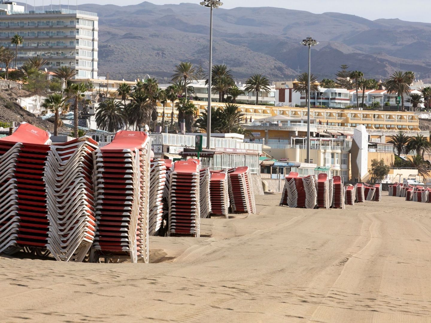 Hamacas apiladas en una playa en Las Palmas de Gran Canaria. (EFE)