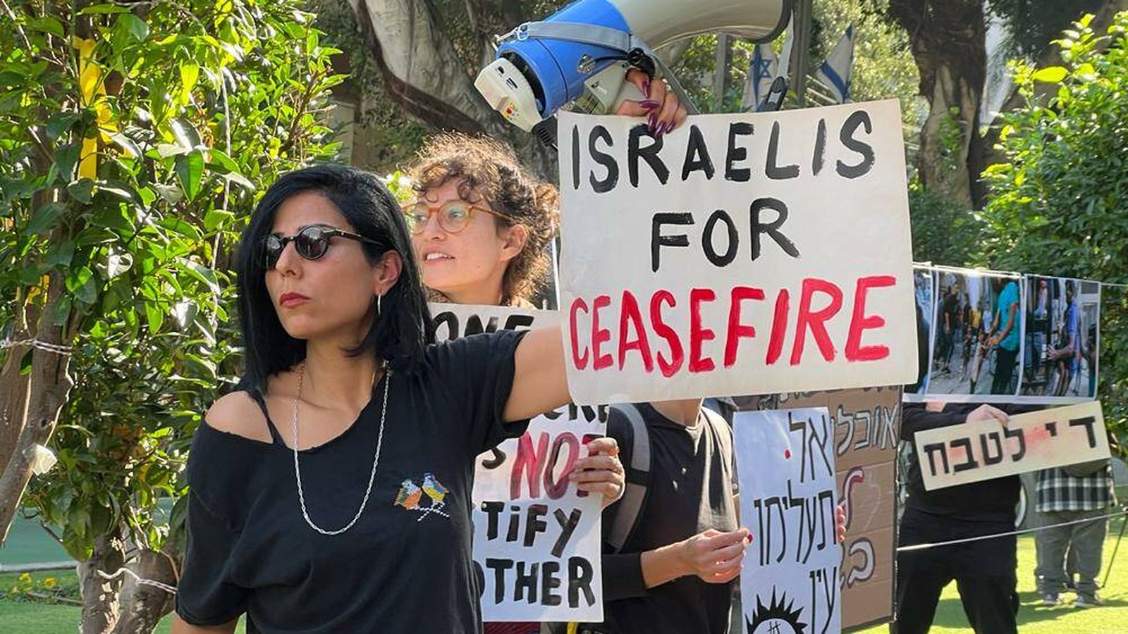Una manifestante sostiene un cartel que pide a los israelíes un alto el fuego. (M. A)