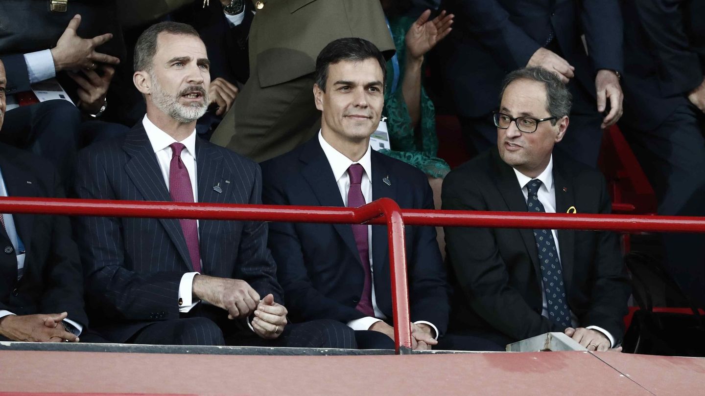 El Rey Felipe VI junto al presidente del Gobierno Pedro Sánchez y Quim Torra. (EFE)