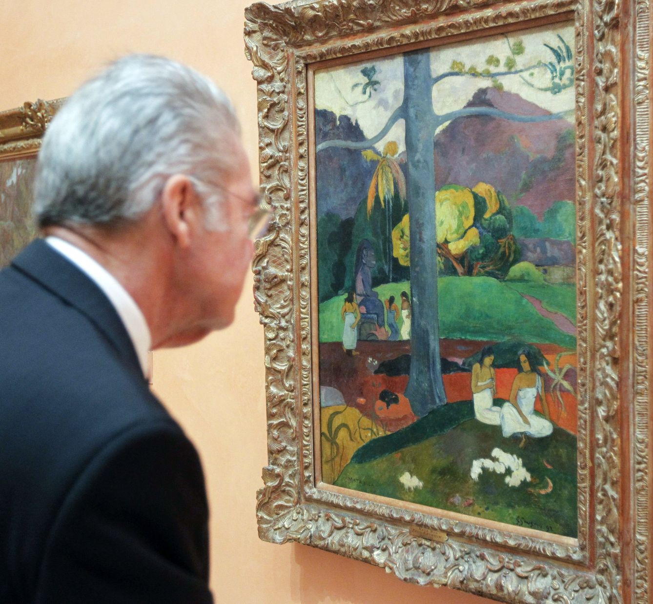 El presidente de Austria, el socialdemócrata Heinz Fischer, observa la obra 'Mata Mua' (EFE)
