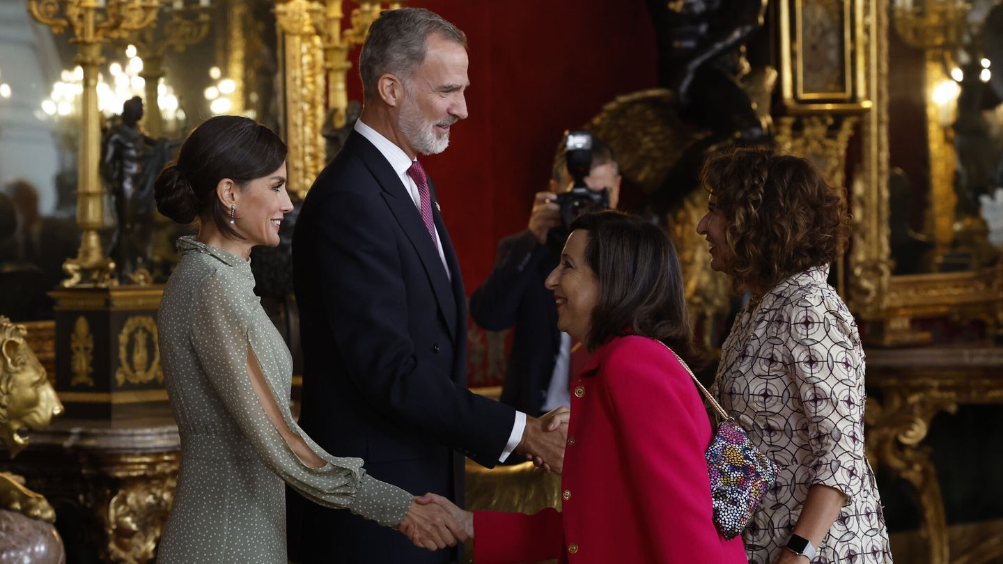 Margarita Robles y María Jesús Montero, saludando a los Reyes. (EFE/Chema Moya)